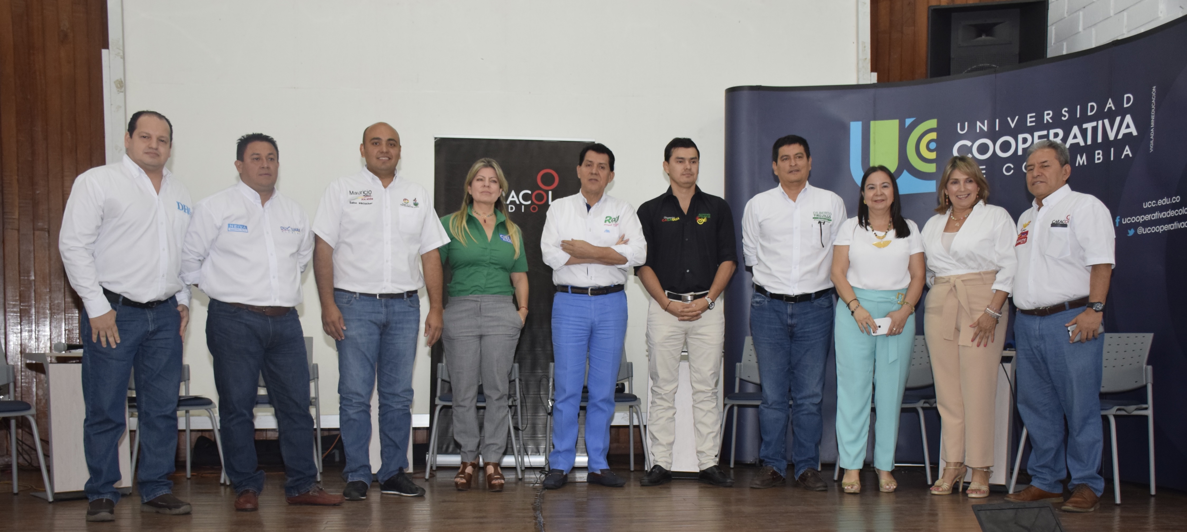 Jhon Freddy Figueroa, Editor General Diario del Huila; los candidatos José Ferney Ducuara Castro, Andrés Mauricio Muñoz Leguízamo, Cielo Ortiz Serrato, Raúl Rivera Cortes, German Casagua Bonilla, Dilberto Trujillo, Luisa María Duque Cerón, Gerente General Diario del Huila; Patricia Sánchez Rubio, Directora de Universidad Cooperativa sede Neiva y Marco Fidel Yukuma, Director de Noticias Caracol Radio.